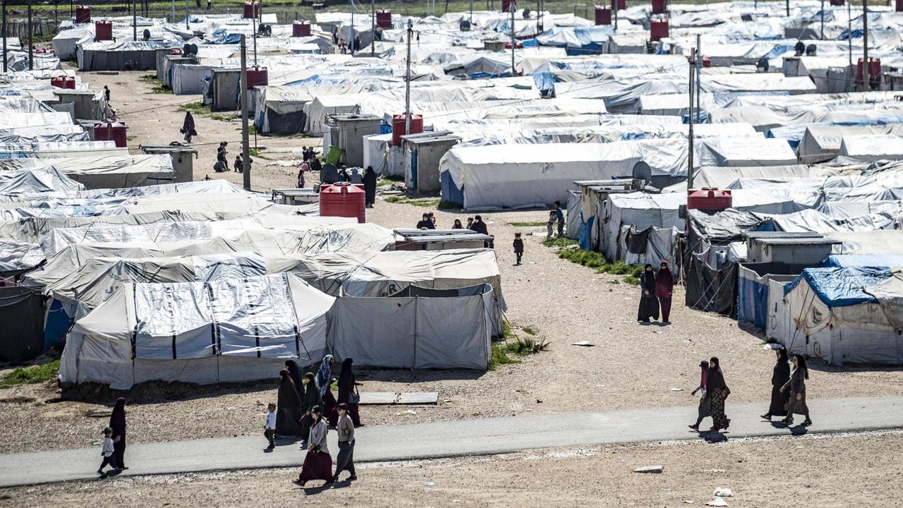 Frauen und Kinder gehen durch das Camp Roj, in dem Angehörige von Personen festgehalten werden, die verdächtigt werden, der Gruppe Islamischer Staat (IS) anzugehören.