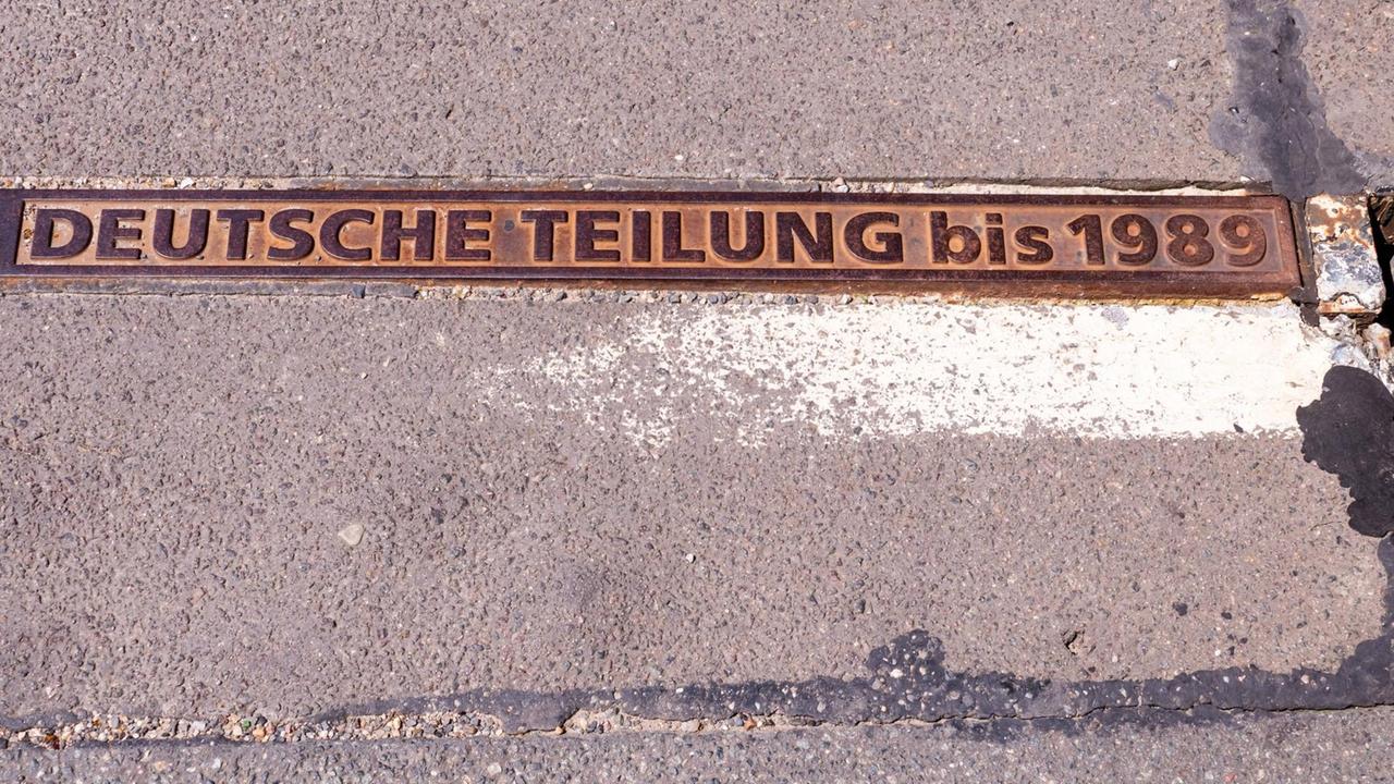 Markierung der Trennlinie zwischen Ost und West auf der Glienicker Brücke, die Berlin mit Brandenburg und deren Landeshauptstadt Potsdam verbindet. Markierung der Trennlinie zwischen Ost und West auf der Glienicker Brücke, die Berlin mit Brandenburg und deren Landeshauptstadt Potsdam verbindet.