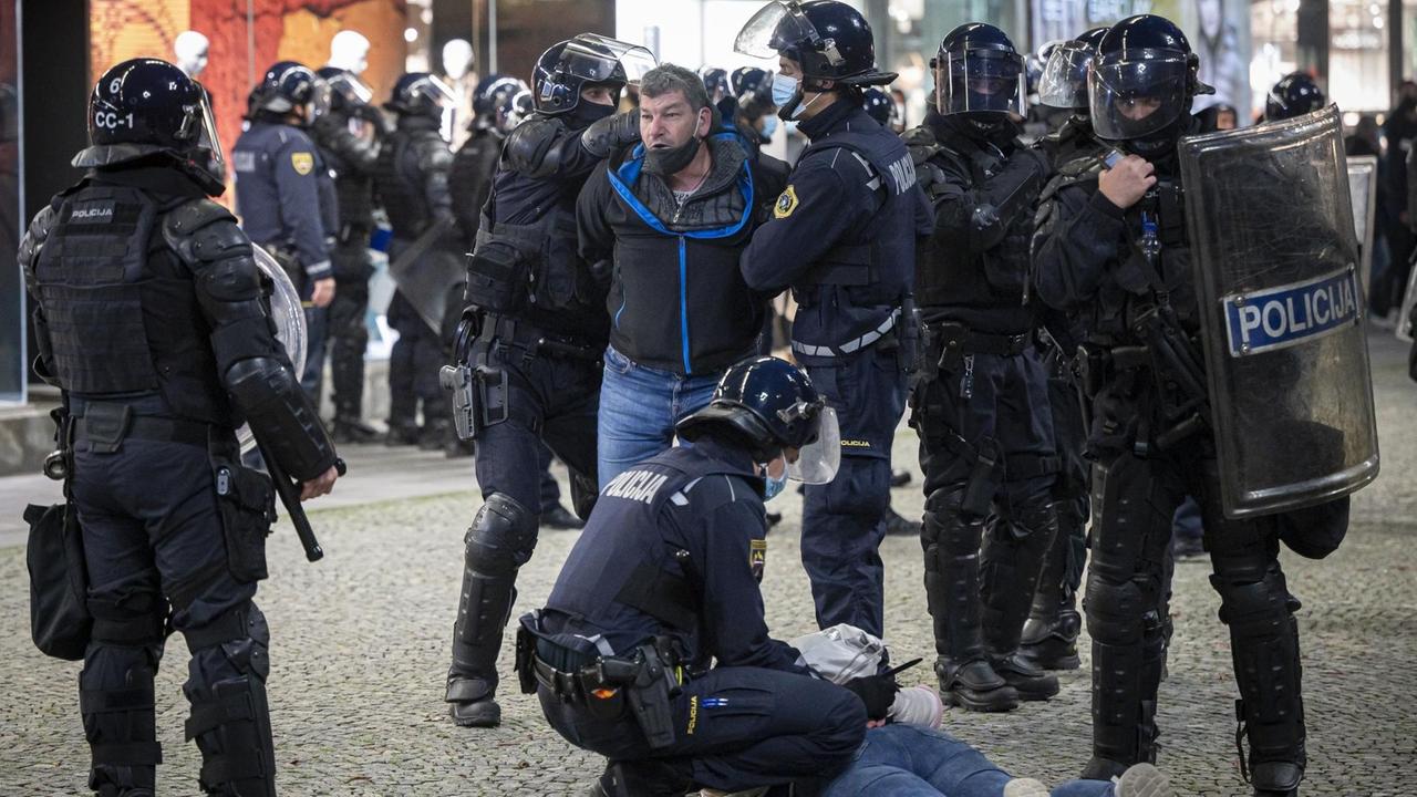 Nach den Corona-Regeln sind öffentliche Versammlungen auf nur sechs Personen beschränkt. Nach den Corona-Regeln sind öffentliche Versammlungen auf nur sechs Personen beschränkt.