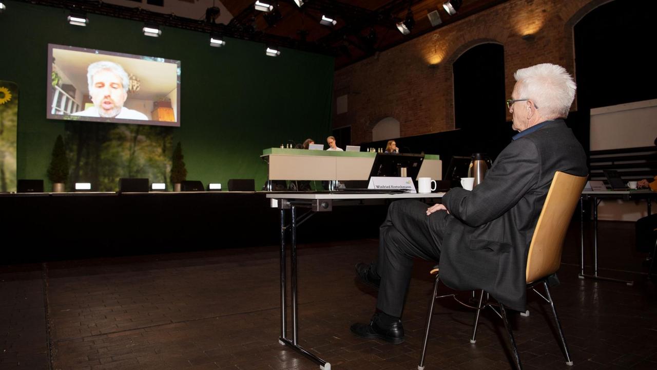 Winfried Kretschmann (Bündnis 90/Die Grünen), Ministerpräsident von Baden-Württemberg, verfolgt die Gegenrede des Tübinger Oberbürgermeisters Boris Palmer zum Antrag zu Palmers Parteiauschlussverfahren beim Online-Parteitag von Bündnis 90/Die Grünen Baden-Württemberg. Die Grünen in Baden-Württemberg wollen den Tübinger Oberbürgermeister Boris Palmer aus der Partei ausschließen. Winfried Kretschmann (Bündnis 90/Die Grünen), Ministerpräsident von Baden-Württemberg, verfolgt die Gegenrede des Tübinger Oberbürgermeisters Boris Palmer zum Antrag zu Palmers Parteiauschlussverfahren beim Online-Parteitag von Bündnis 90/Die Grünen Baden-Württemberg. Die Grünen in Baden-Württemberg wollen den Tübinger Oberbürgermeister Boris Palmer aus der Partei ausschließen.
