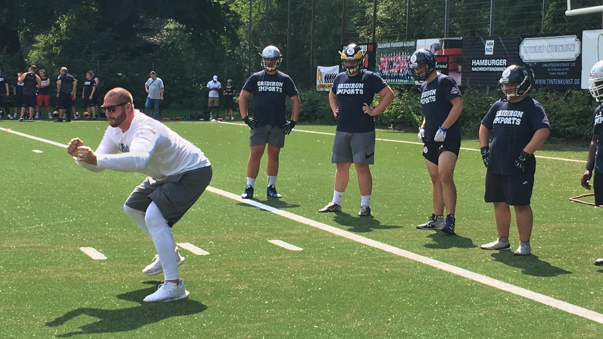 Der frühere NFL-Profi Björn Werner trainiert mit deutschen Nachwuchstalenten in Hamburg. Der frühere NFL-Profi Björn Werner trainiert mit deutschen Nachwuchstalenten in Hamburg.
