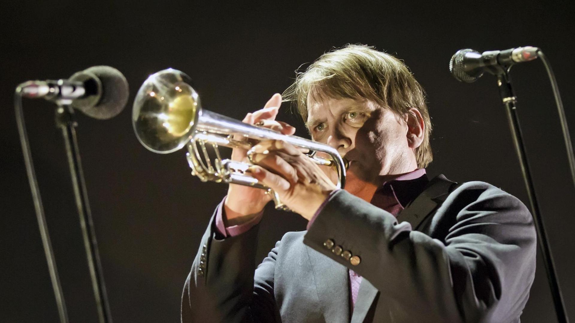 Sänger und Musiker Sven Regener spielt Trompete bei einem Konzert Sänger und Musiker Sven Regener spielt Trompete bei einem Konzert