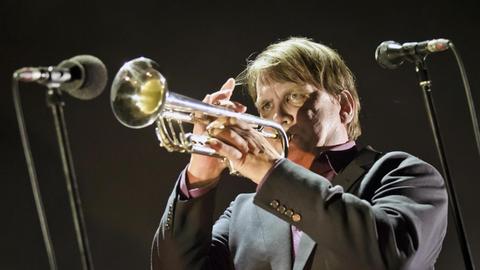 Sänger und Musiker Sven Regener spielt Trompete bei einem Konzert 
