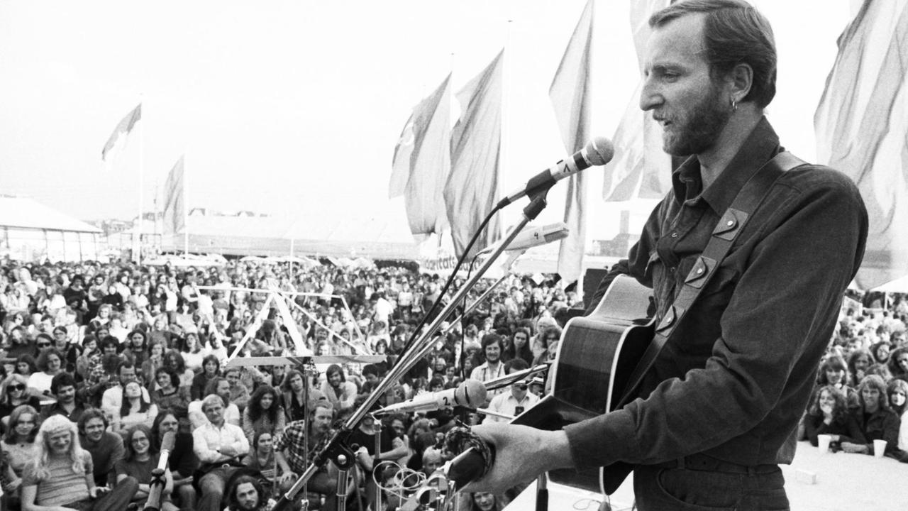 Hannes Wader auf dem UZ-Fest der DKP 1975 in Düsseldorf. Hannes Wader auf dem UZ-Fest der DKP 1975 in Düsseldorf.