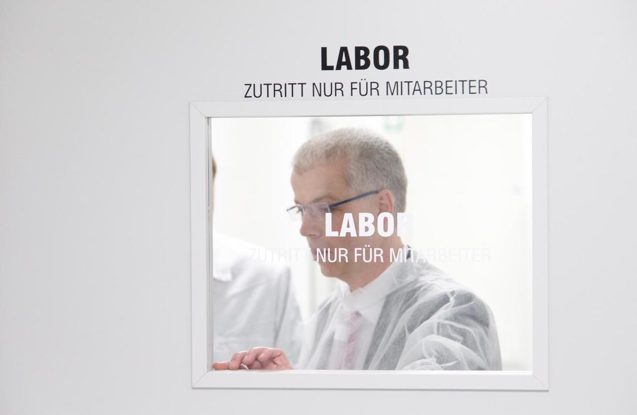 Vorstandschef Peter Wesjohann im neuen Zentrallabor der Wiesenhof-Muttergesellschaft PHW in Lohne in Niedersachsen, augenommen 2017 Vorstandschef Peter Wesjohann im neuen Zentrallabor der Wiesenhof-Muttergesellschaft PHW in Lohne in Niedersachsen, augenommen 2017