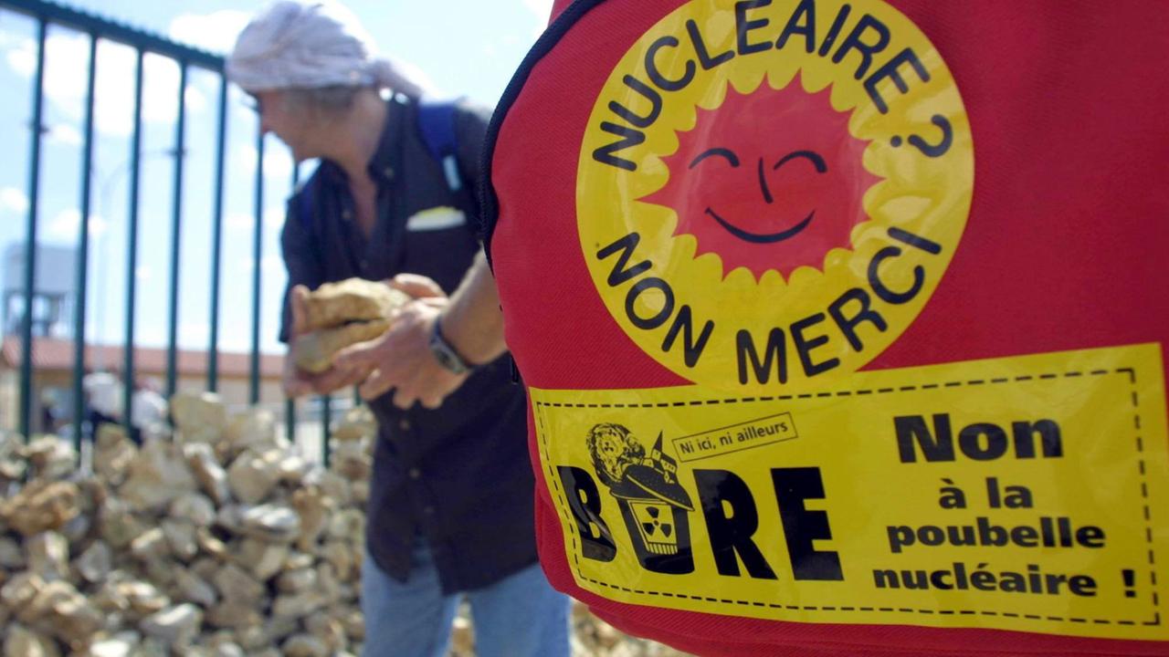 Ein Demonstrant baut im Juli 2001 eine Mauer am Eingang zu dem im lothringischen Bure gelegenen unterirdischen Versuchslabor für die Lagerung von Atommüll. Ein Demonstrant baut im Juli 2001 eine Mauer am Eingang zu dem im lothringischen Bure gelegenen unterirdischen Versuchslabor für die Lagerung von Atommüll.