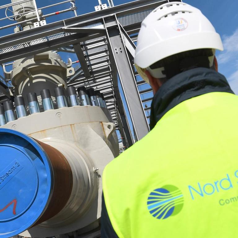 10.07.2019, Mecklenburg-Vorpommern, Lubmin: Ein Arbeiter steht auf der Baustelle der Ostseepipeline Nord Stream 2 an der Molchempfangsstation. Durch die Pipeline soll zum Jahresende das erste russische Erdgas strömen. Die 1.200 Kilometer langen Gaspipeline soll jährlich rund 55 Milliarden Kubikmeter russisches Erdgas von Russland nach Deutschland transportieren. Foto: Stefan Sauer/dpa-Zentralbild/ZB | Verwendung weltweit