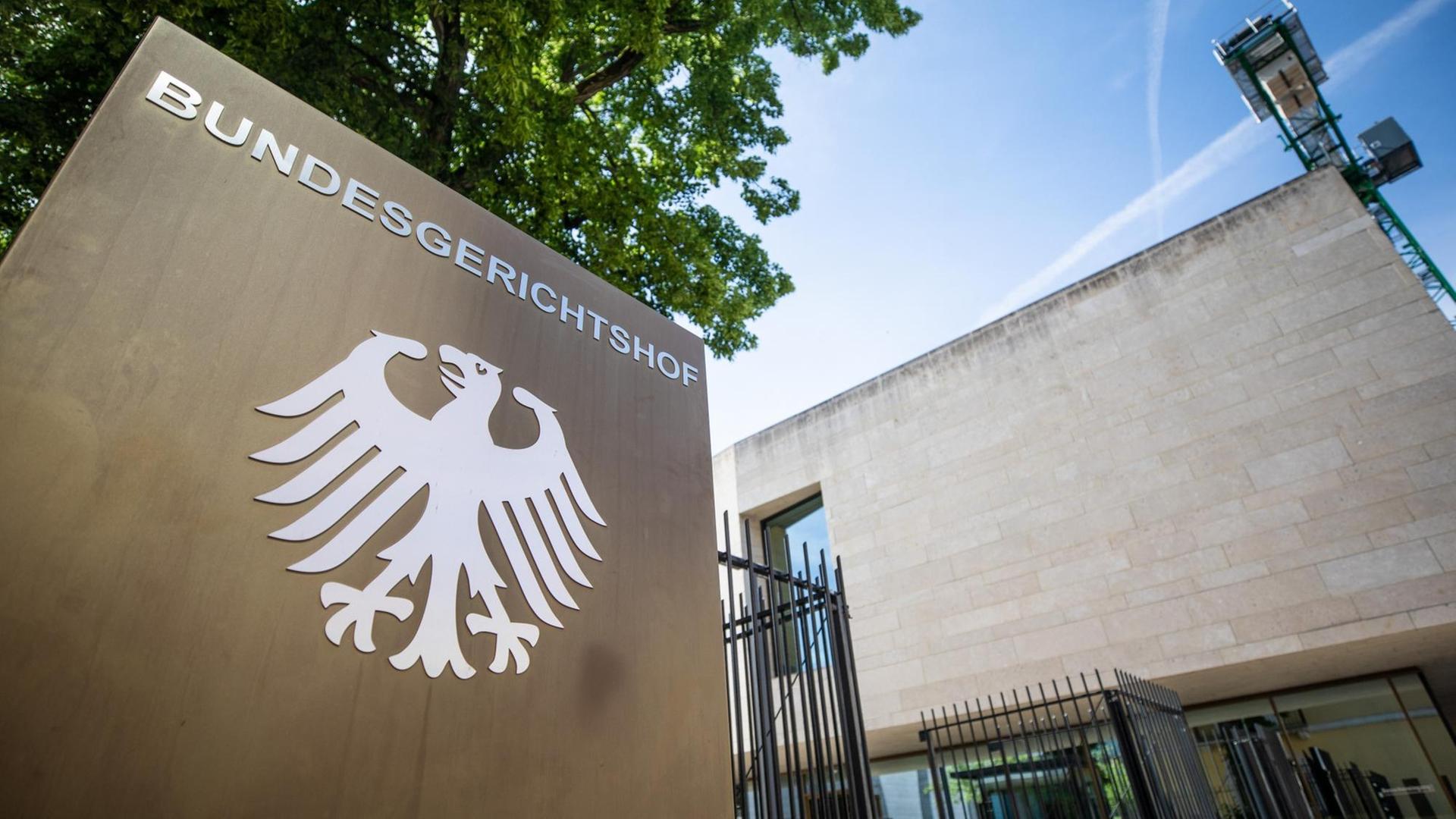 Ein Hinweisschild mit Bundesadler und dem Schriftzug Bundesgerichtshof (BGH) ist am Eingang des BGH zu sehen. Ein Hinweisschild mit Bundesadler und dem Schriftzug Bundesgerichtshof (BGH) ist am Eingang des BGH zu sehen.