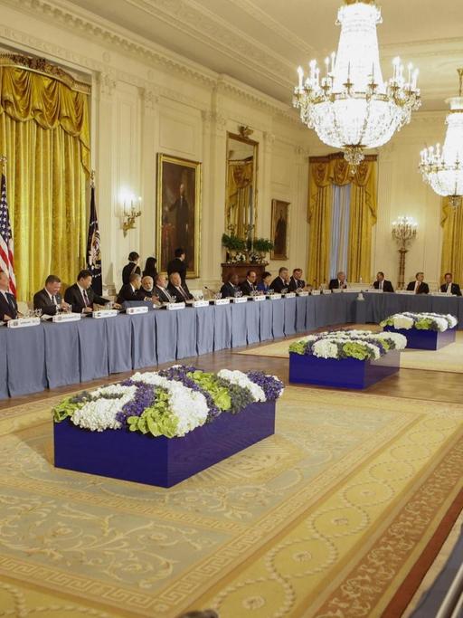 Ein großer Saal mit einem Tisch an dem Politiker beim Atomgipfel 2016 in Washington sitzen