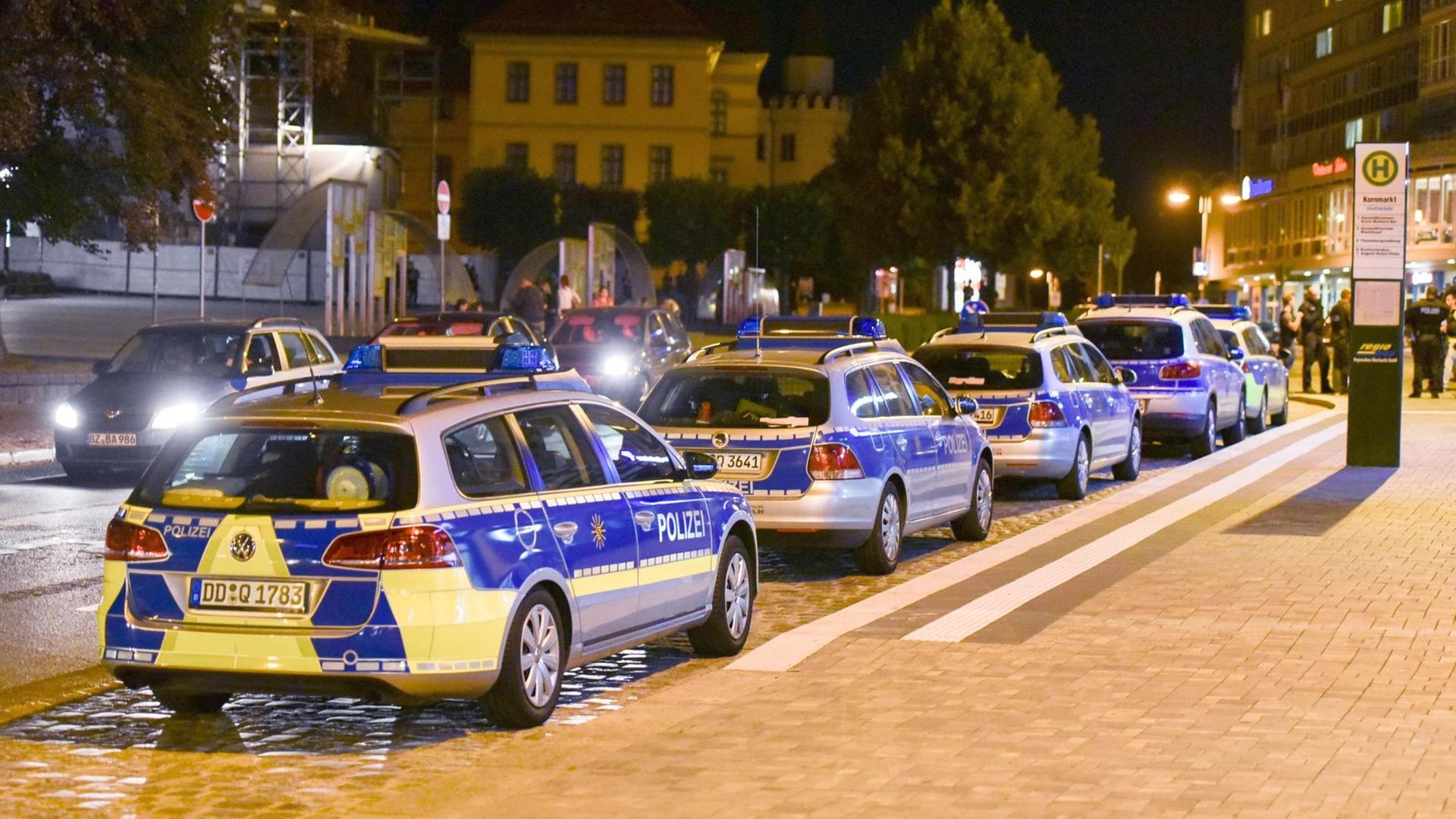 Ein Großaufgebot der Polizei steht am 14.09.2016 in Bautzen (Sachsen) auf der "Platte", dem Kornmarkt. Ein Großaufgebot der Polizei steht am 14.09.2016 in Bautzen (Sachsen) auf der "Platte", dem Kornmarkt.