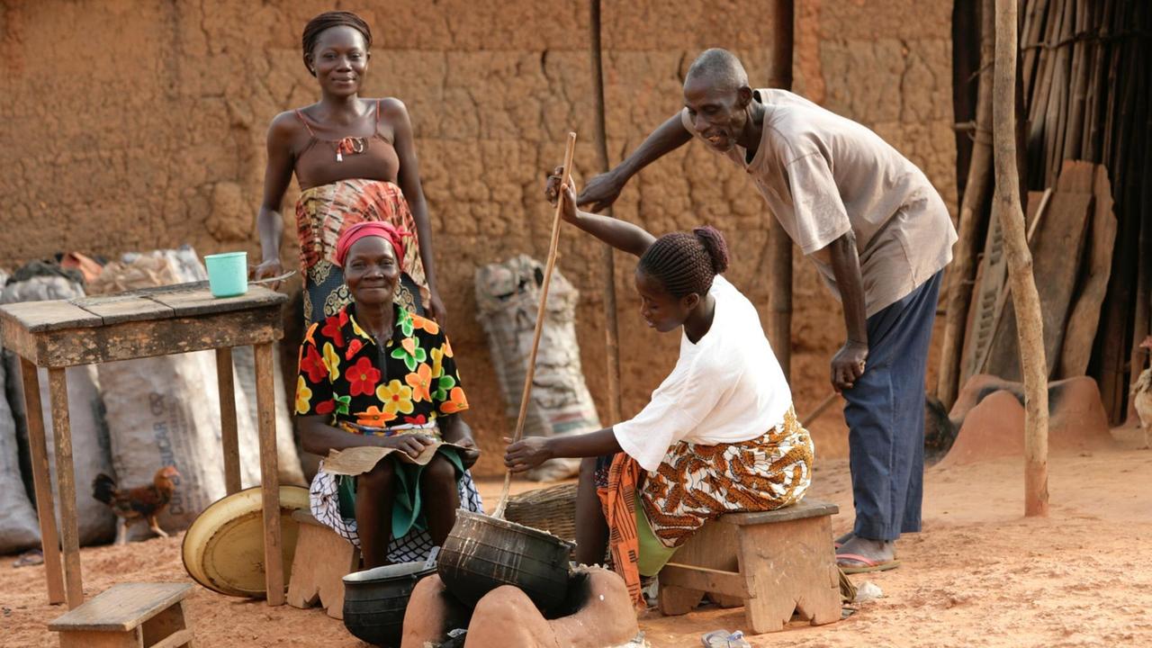 Ghanaische Frauen beim Kochen, bei der Zubereitung der traditionellen Speise Fufu, Kochbanane und Maniok, im Dorf Gomoa Odomase Ghanaische Frauen beim Kochen, bei der Zubereitung der traditionellen Speise Fufu, Kochbanane und Maniok, im Dorf Gomoa Odomase