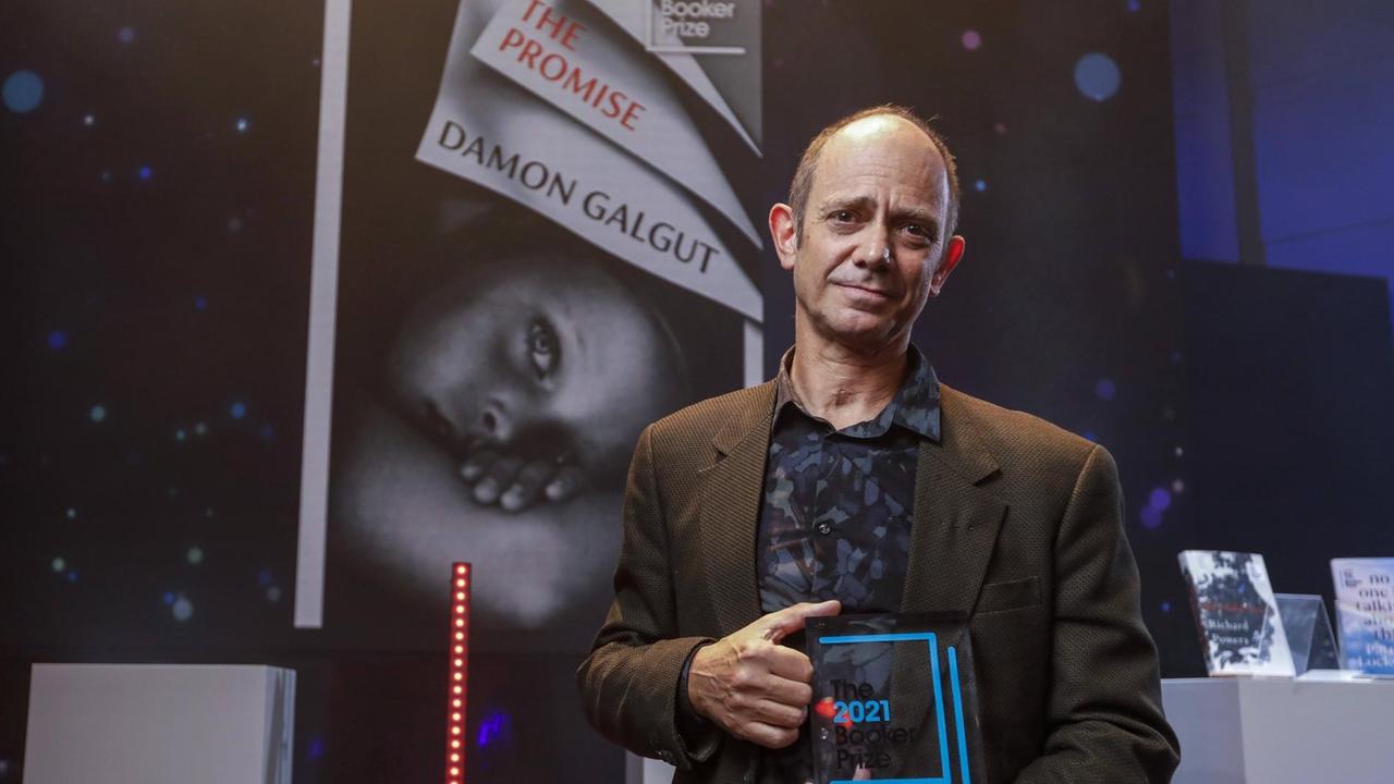 Damon Galgut mit der Trophäe des Booker Prize 2021.