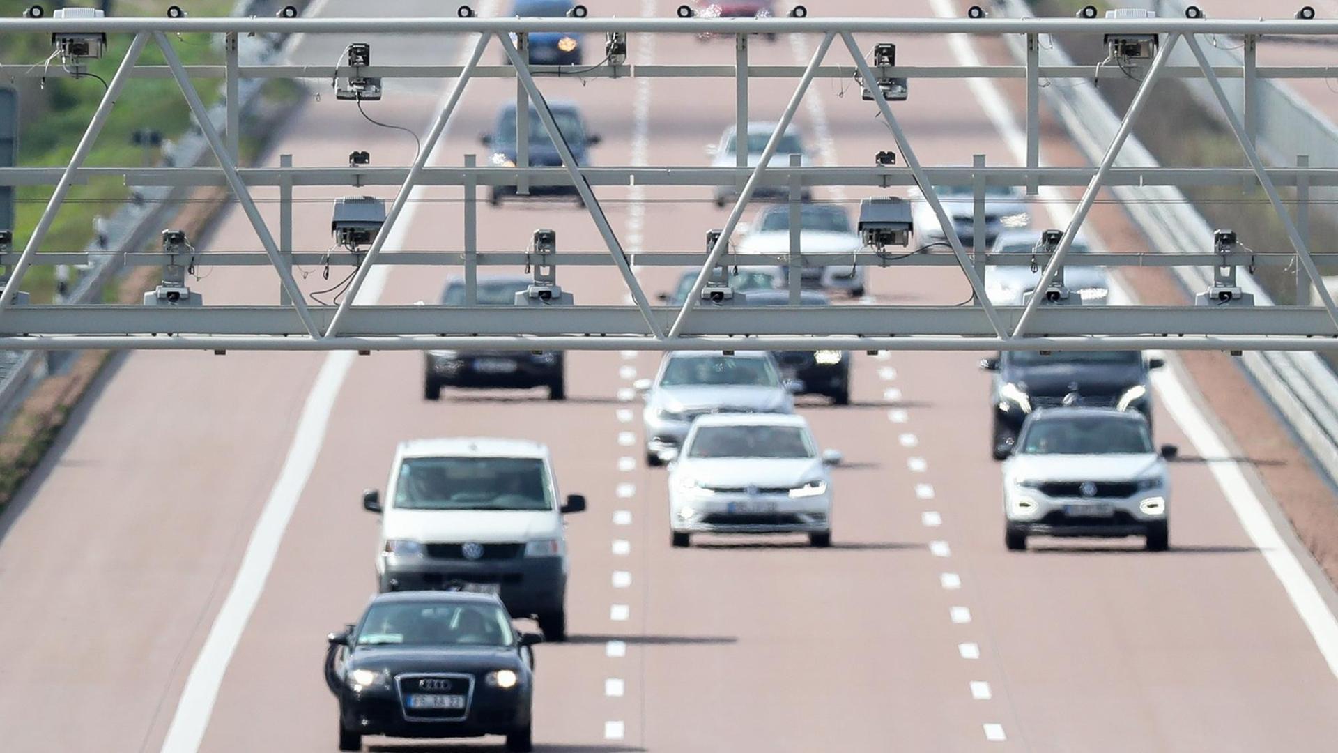 Fahrzeuge fahren unter einer Mautbrücke. Fahrzeuge fahren unter einer Mautbrücke.