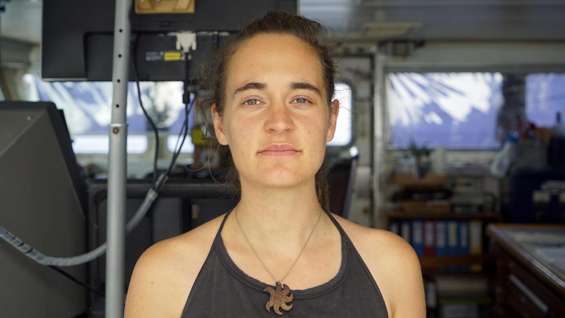 Die Kapitänin der Sea-Watch 3, Carola Rackete, aufgenommen am 20. Juni 2019 an Bord des Schiffes Die Kapitänin der Sea-Watch 3, Carola Rackete, aufgenommen am 20. Juni 2019 an Bord des Schiffes