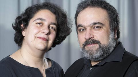 Farbfoto, auf dem eine Frau und ein Mann in mittleren Jahren zu sehen sind, Porträtfoto, es handelt sich um den Illustrator Mehrdad Zaeri und seine Schwester, die Autorin Mehrnousch Zaeri-Esfahani