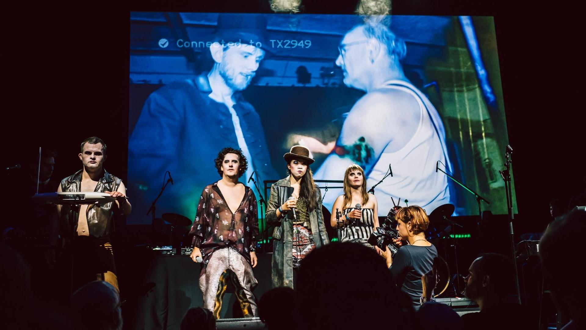 Das Ensemble der Pop-Oper "Der Ring" von 21 Downbeat feat. Jens Friebe. Das Ensemble der Pop-Oper "Der Ring" von 21 Downbeat feat. Jens Friebe.