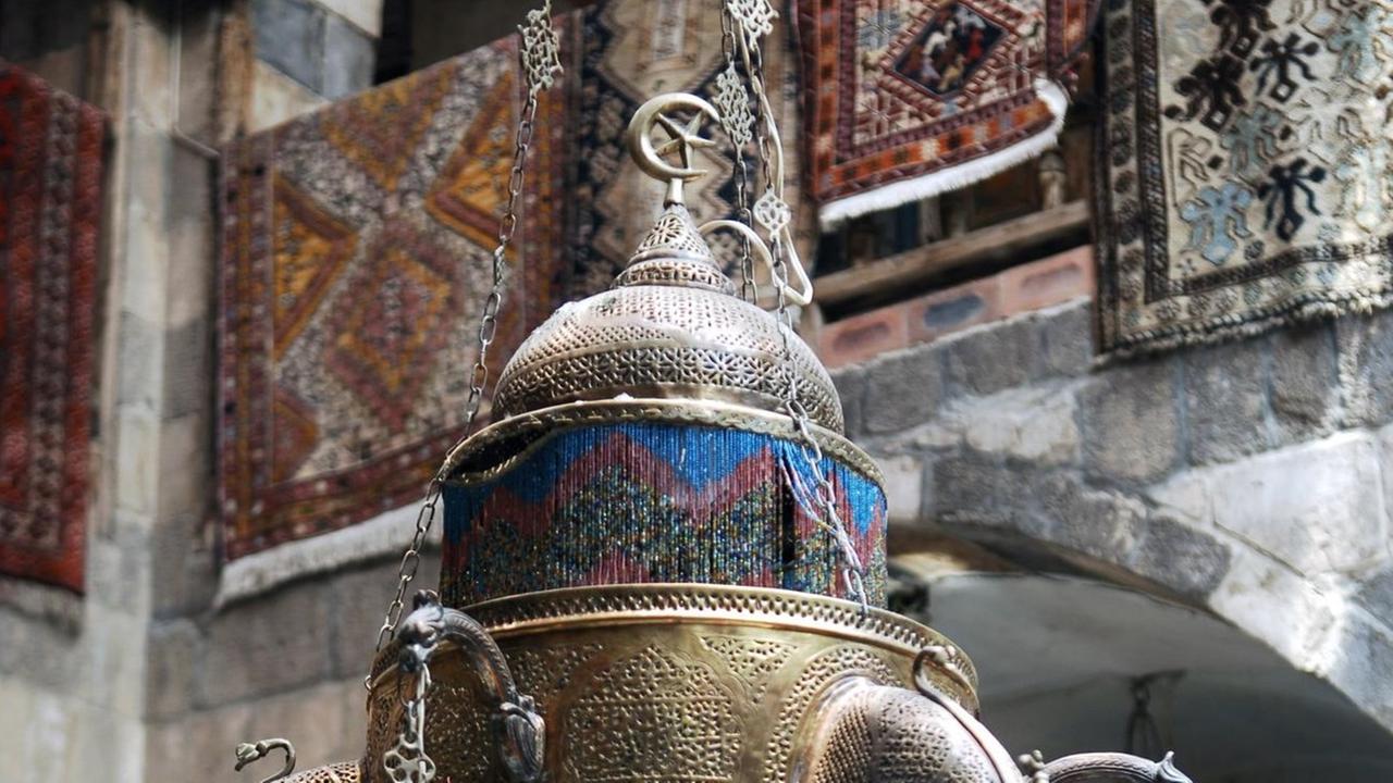 In einem Antiquitätengeschäft in der Altstadt von Damaskus hängt ein osmanischer Kronleuchter, wie er zu Zeiten der osmanischen Besetzung benutzt wurde In einem Antiquitätengeschäft in der Altstadt von Damaskus hängt ein osmanischer Kronleuchter, wie er zu Zeiten der osmanischen Besetzung benutzt wurde