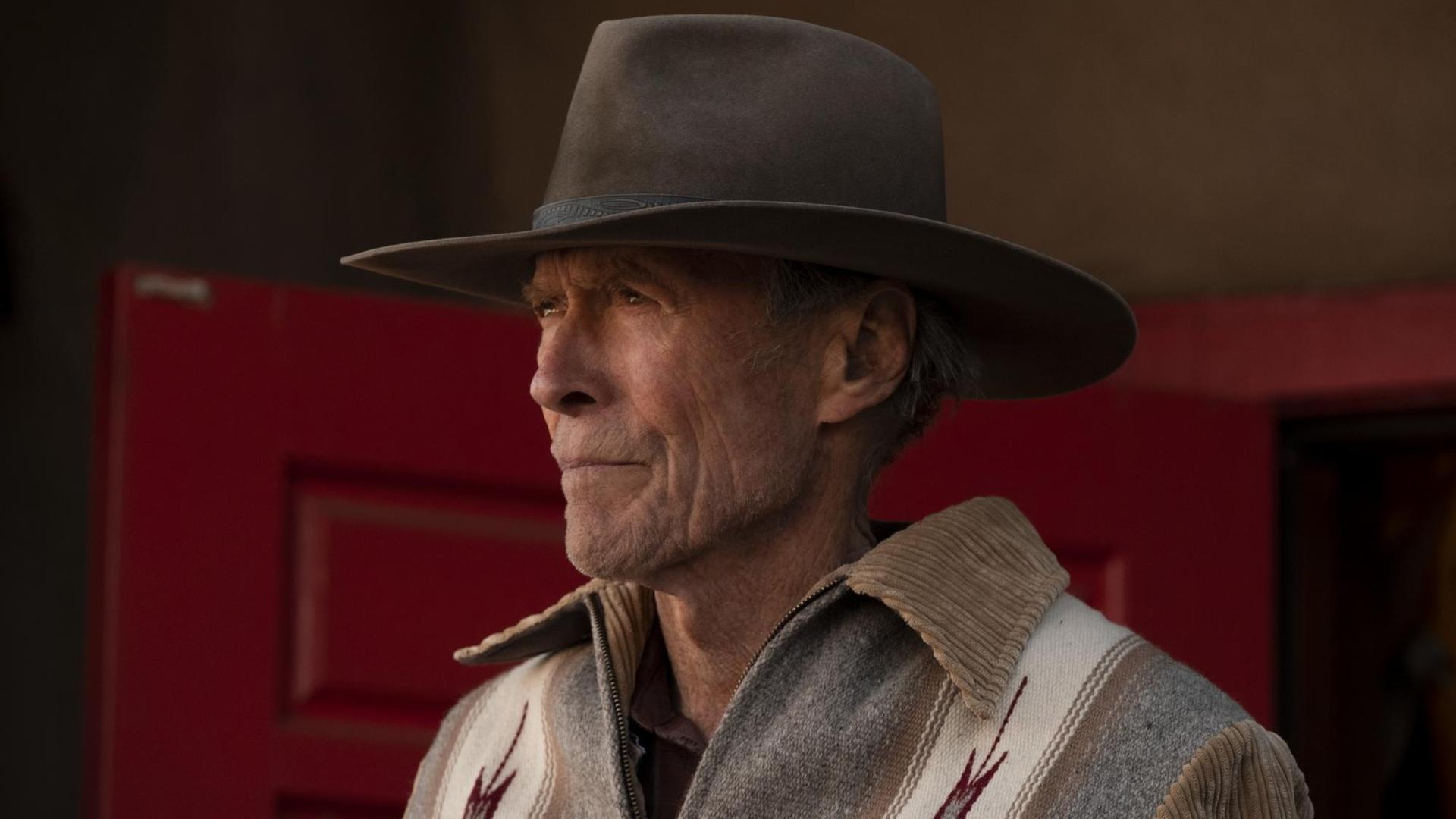Szenenbild aus "Cry Macho": Hauptdarsteller Clint Eastwood trägt Cowboyhut und schaut ernst in die Ferne. Szenenbild aus "Cry Macho": Hauptdarsteller Clint Eastwood trägt Cowboyhut und schaut ernst in die Ferne.