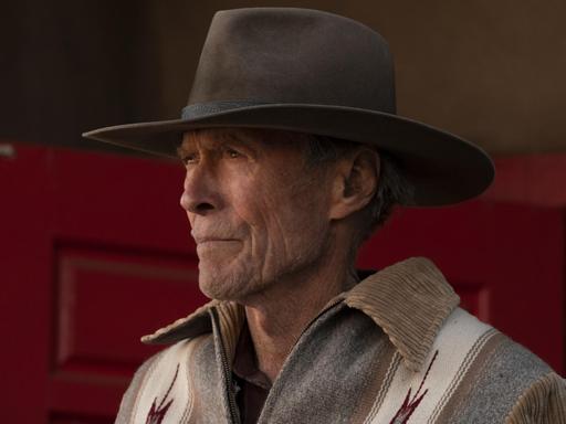 Szenenbild aus "Cry Macho": Hauptdarsteller Clint Eastwood trägt Cowboyhut und schaut ernst in die Ferne.