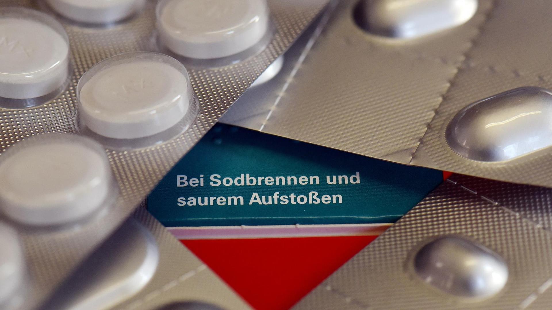 "Bei Sodbrennen und saurem Aufstoßen" steht auf einer Verpackung von Tabletten gegen Sodbrennen, Aufstoßen oder Magenschmerzen.