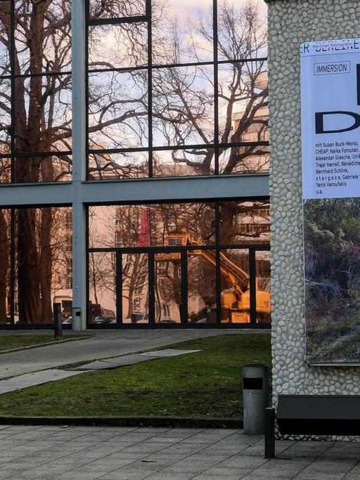 Die Fensterscheiben des Hauses der Berliner Festspiele sind mit Bronzefolien beklebt. Rund zehn Jahre nach dem Abriss des Palasts der Republik wollen Künstler in Berlin das DDR-Gebäude wieder auferstehen lassen.