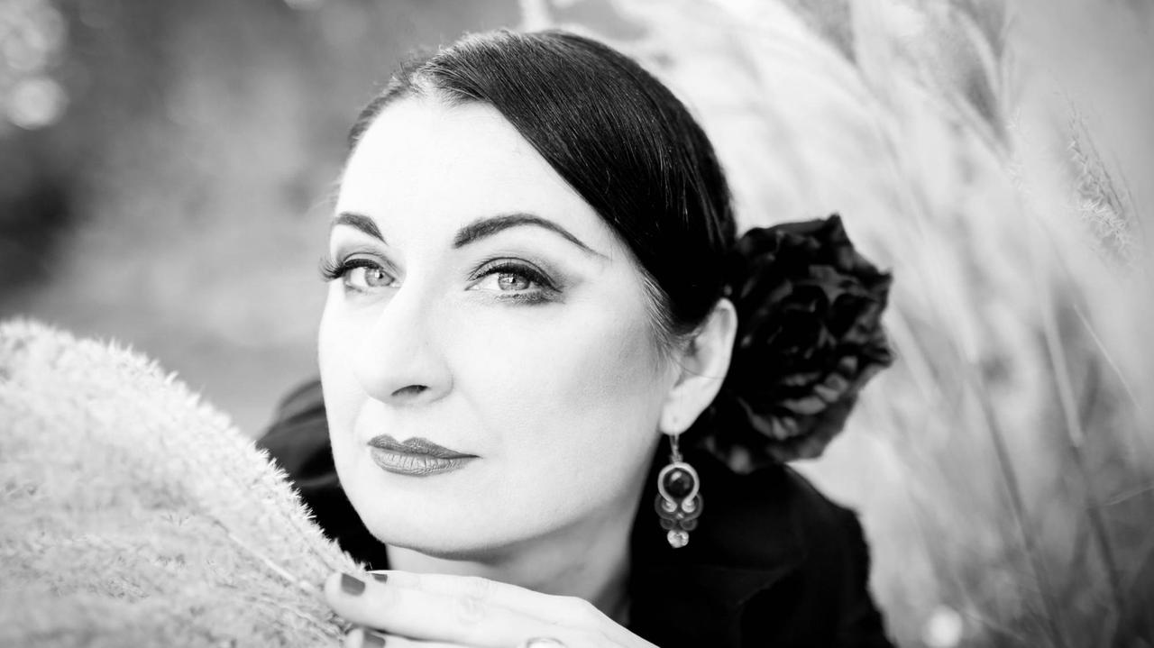Ein scshwarz-weiß Porträt zeigt die Musikerin Agnieszka Budzińka-Bennett in Nahaufnahme. Ein scshwarz-weiß Porträt zeigt die Musikerin Agnieszka Budzińka-Bennett in Nahaufnahme.