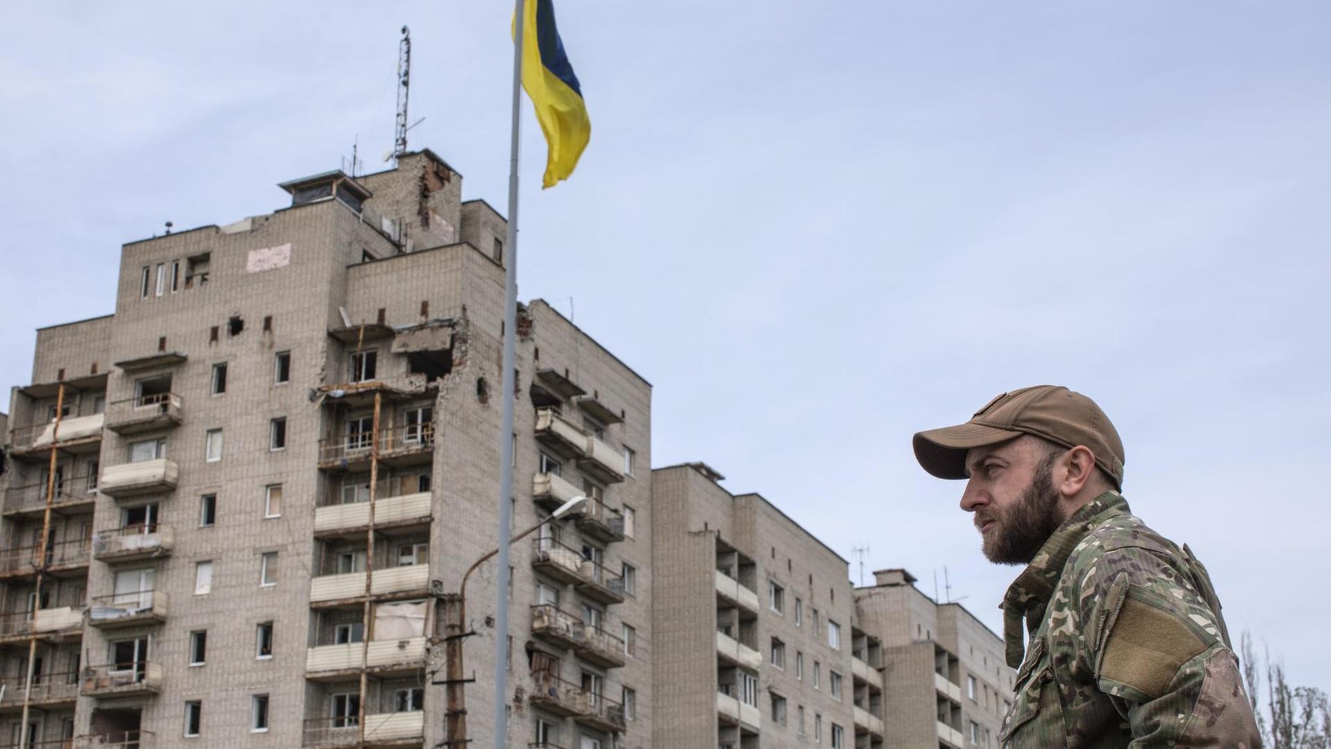 Der ukrainische Brigade-Kommandeur Maxim Hryhorovych vor einem zerstörten Haus in der Stadt Avdiivka - nahe der Frontlinie. Der ukrainische Brigade-Kommandeur Maxim Hryhorovych vor einem zerstörten Haus in der Stadt Avdiivka - nahe der Frontlinie.