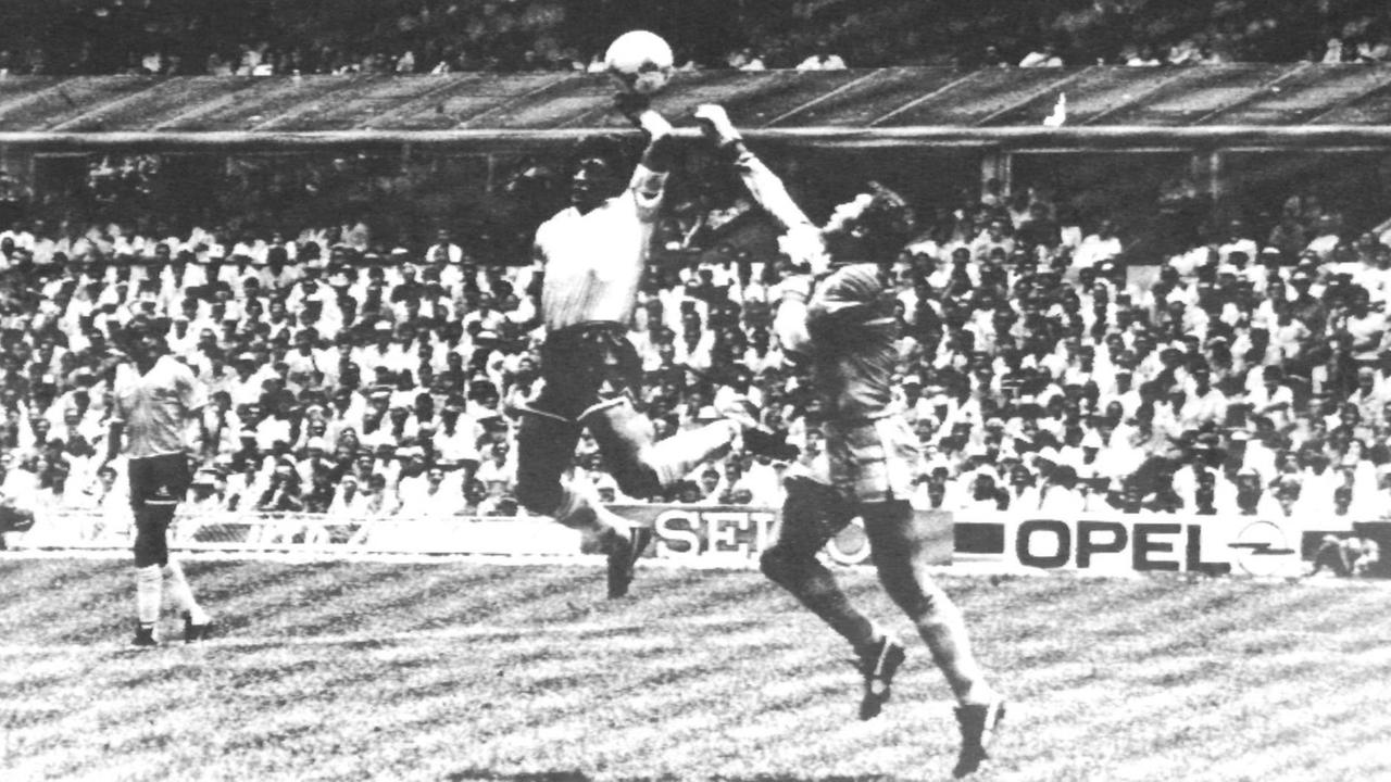 Bei der Fußball-WM 1986 gewinnt Argentinien das Viertelfinalspiel gegen England und wird schließlich Weltmeister Bei der Fußball-WM 1986 gewinnt Argentinien das Viertelfinalspiel gegen England und wird schließlich Weltmeister