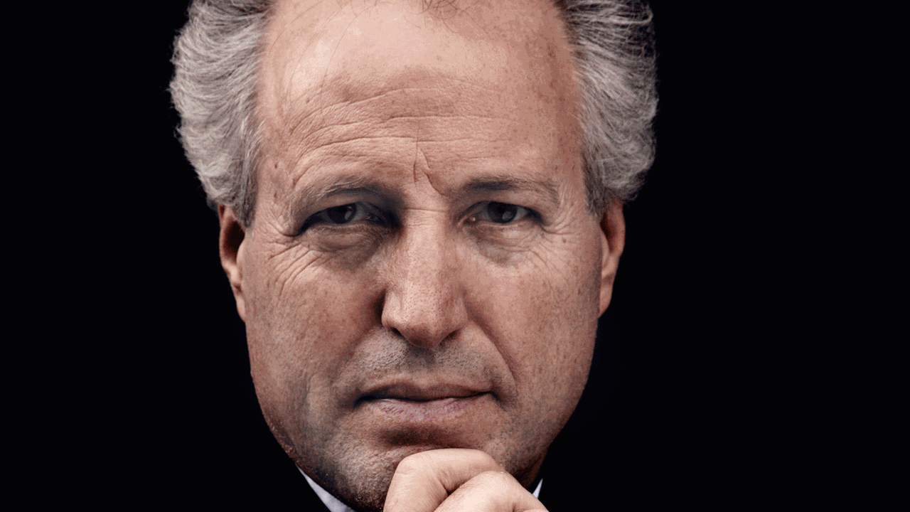 Der Dirigent Manfred Honeck schaut mit aufgestützem Kinn in der Hand direkt in die Kamera. Der Dirigent Manfred Honeck schaut mit aufgestützem Kinn in der Hand direkt in die Kamera.