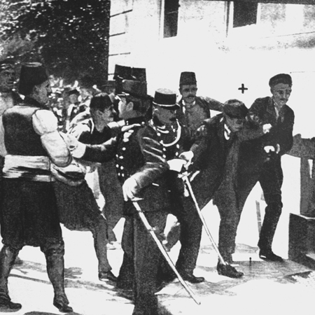 Die Festnahme des Attentäters Gavrilo Princip (mit einem X gekennzeichnet), der den österreichischen Thronfolger Franz Ferdinand und seine Gattin Sophie am 28. Juni 1914 in Sarajevo erschossen hat.