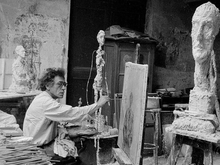 Der Künstler Alberto Giacometti in seinem Pariser Atelier um 1957.