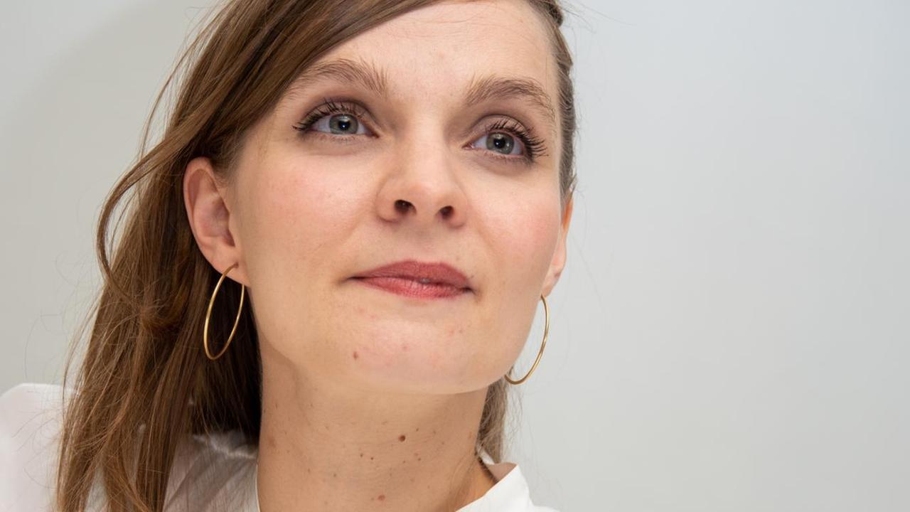Zu sehen ist eine Porträt der isländischen Filmkomponistin Hildur Guonadottir. Zu sehen ist eine Porträt der isländischen Filmkomponistin Hildur Guonadottir.