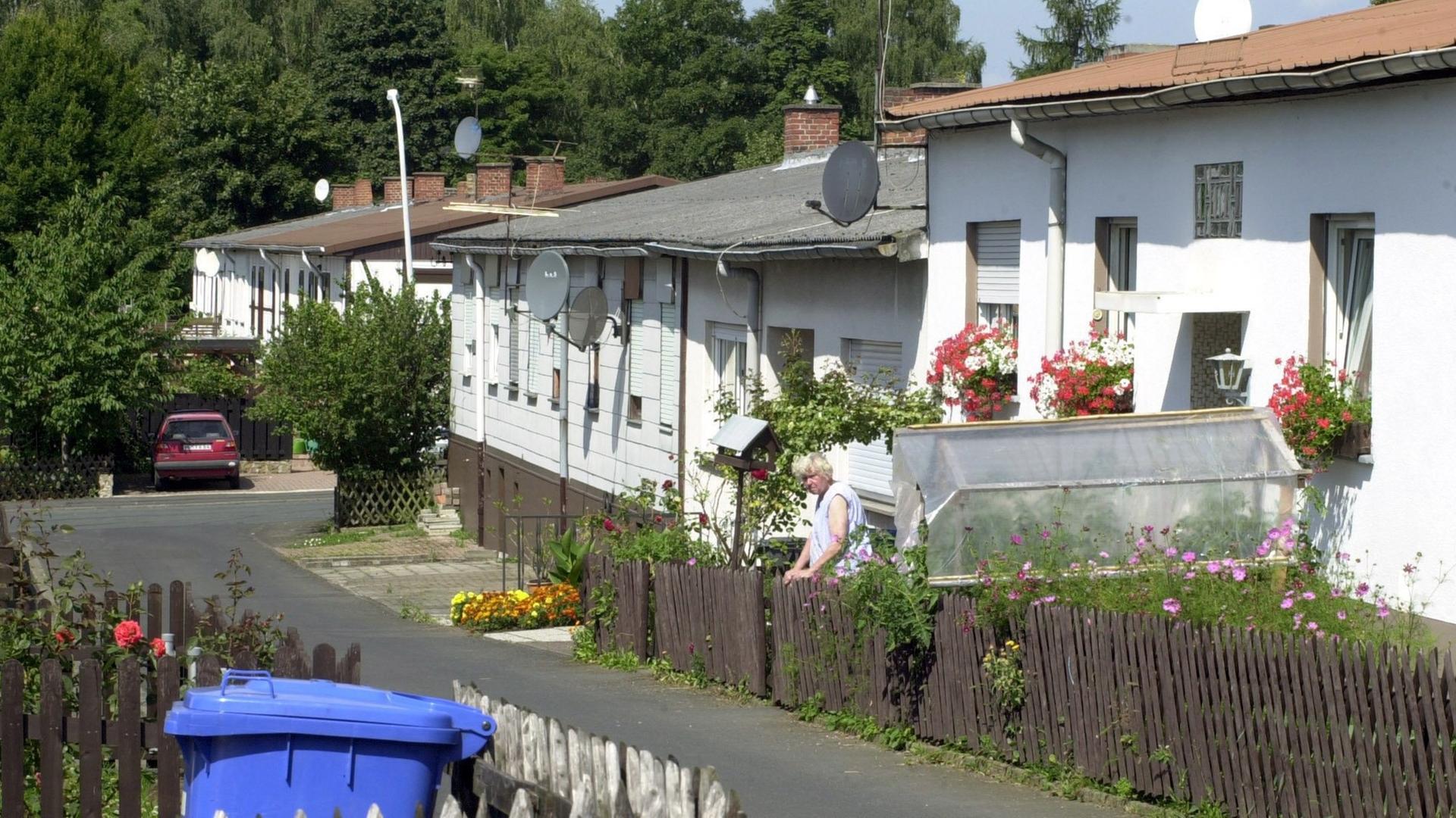 Blick in die Siedlung von Trutzhain im nordhessischen Schwalm-Eder-Kreis. Den einstöckigen Häusern sieht man noch immer ihren Ursprung als Kriegsgefangenen-Baracken an. Denn was heute das Dorf Trutzhain ist, war im Zweiten Weltkrieg das Kriegsgefangenenlager "Stalag IXa". Blick in die Siedlung von Trutzhain im nordhessischen Schwalm-Eder-Kreis. Den einstöckigen Häusern sieht man noch immer ihren Ursprung als Kriegsgefangenen-Baracken an. Denn was heute das Dorf Trutzhain ist, war im Zweiten Weltkrieg das Kriegsgefangenenlager "Stalag IXa".
