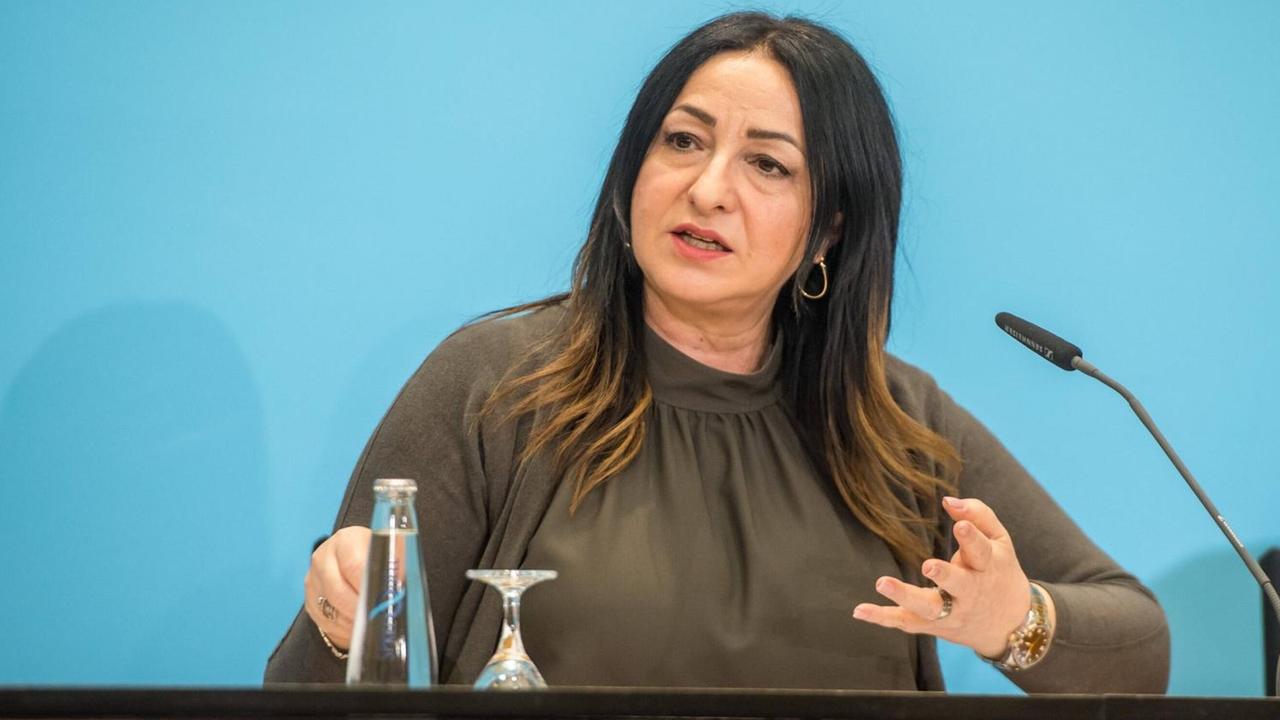 Dilek Kalayci (SPD), Berliner Senatorin für Gesundheit, Pflege und Gleichstellung bei einer Pressekonferenz