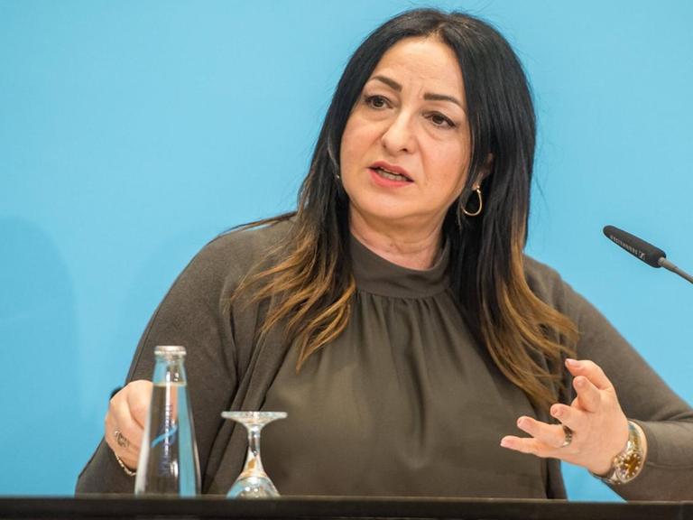 Dilek Kalayci (SPD), Berliner Senatorin für Gesundheit, Pflege und Gleichstellung bei einer Pressekonferenz