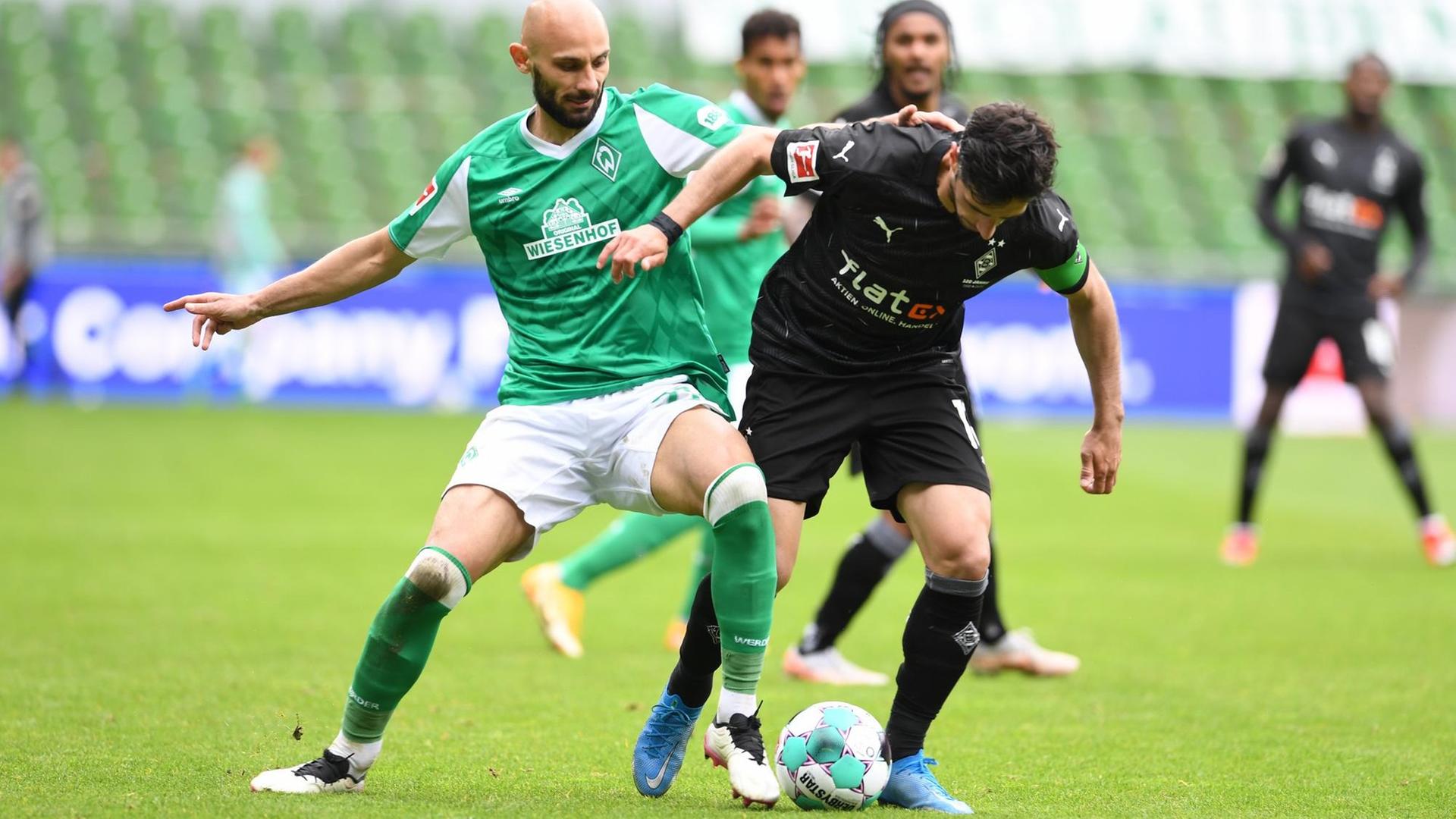 Gladbachs Lars Stindl (r.) kämpft gegen Werders Ömer Toprak um den Ball. Gladbachs Lars Stindl (r.) kämpft gegen Werders Ömer Toprak um den Ball.