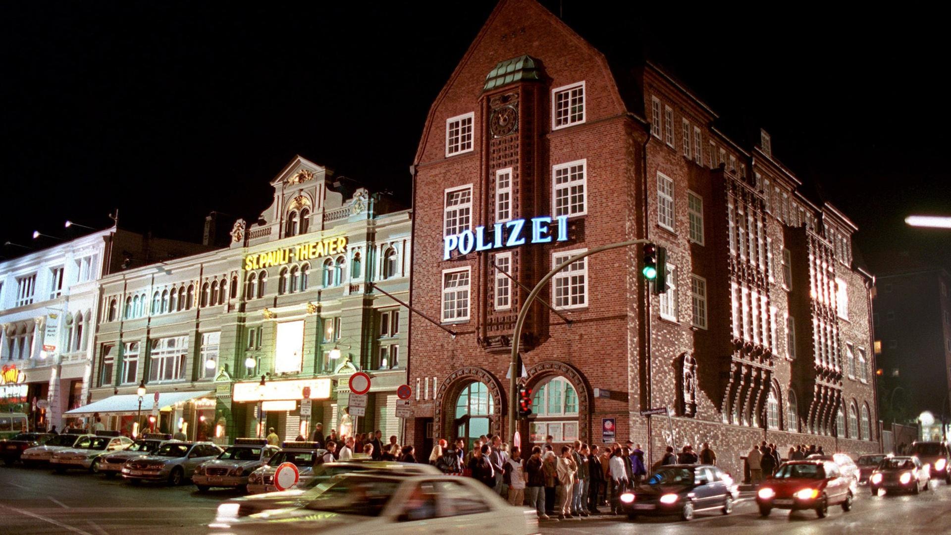 Das Hamburger Polizeirevier "Davidswache" im Stadtteil St. Pauli, aufgenommen 2002 Das Hamburger Polizeirevier "Davidswache" im Stadtteil St. Pauli, aufgenommen 2002