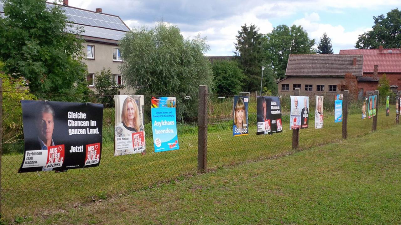 Wahlplakate vor der Landtagswahl in Mecklenburg-Vorpommern Wahlplakate vor der Landtagswahl in Mecklenburg-Vorpommern