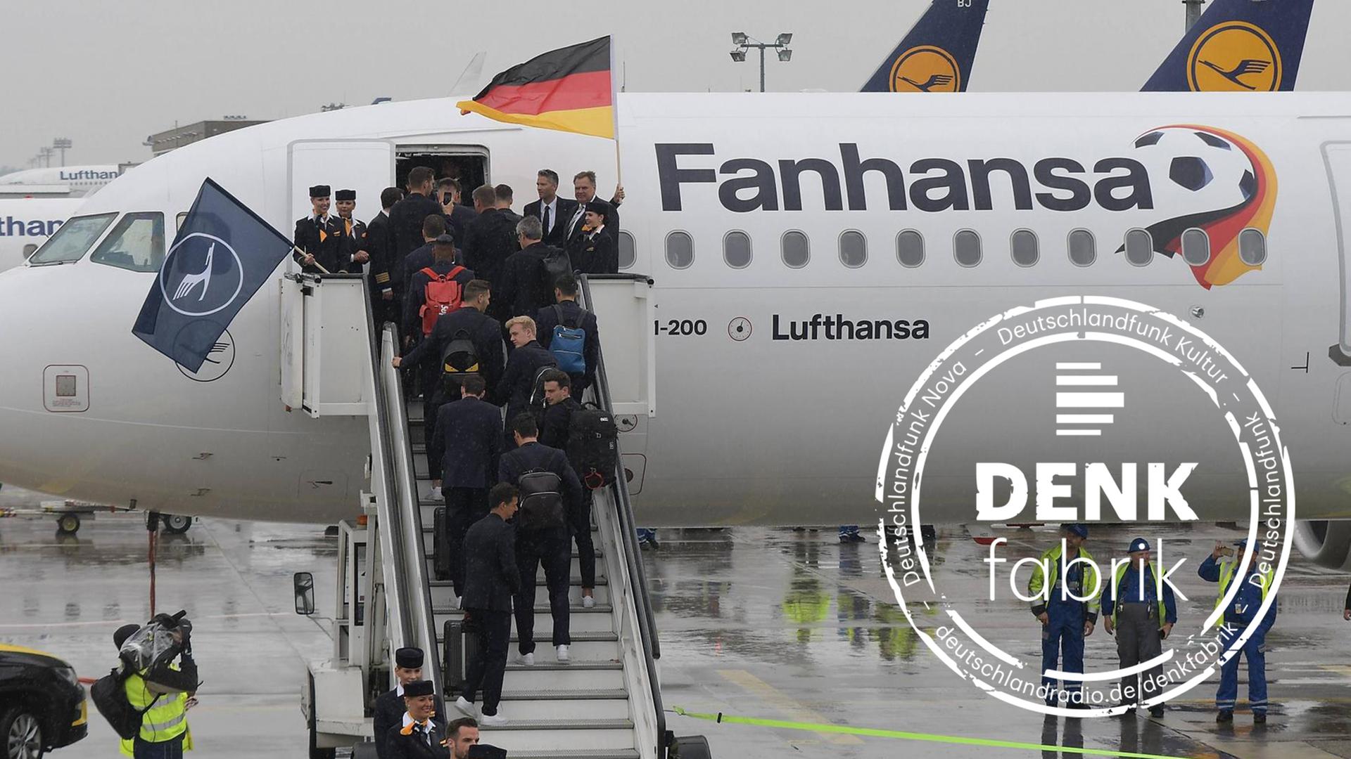 WM 2018, DFB-Nationalteam - Abflug in Frankfurt 12.06.2018, xmhx, Fussball WM 2018, Deutsche Fussball Nationalmannschaft DFB Abflug vom Frankfurt Flughafen mit LH 2018 zur Weltmeisterschaft 2018 nach Russland, emspor, v.l. Team besteigt das Flugzeug Frankfurt am Main WM 2018, DFB-Nationalteam - Abflug in Frankfurt 12.06.2018, xmhx, Fussball WM 2018, Deutsche Fussball Nationalmannschaft DFB Abflug vom Frankfurt Flughafen mit LH 2018 zur Weltmeisterschaft 2018 nach Russland, emspor, v.l. Team besteigt das Flugzeug Frankfurt am Main