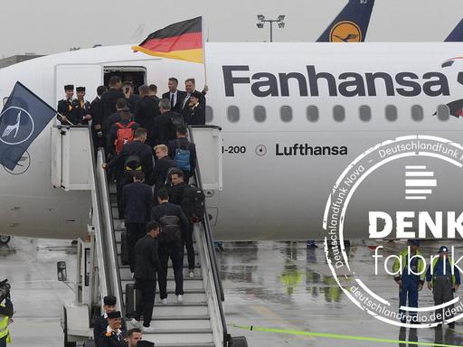 WM 2018, DFB-Nationalteam - Abflug in Frankfurt 12.06.2018, xmhx, Fussball WM 2018, Deutsche Fussball Nationalmannschaft DFB Abflug vom Frankfurt Flughafen mit LH 2018 zur Weltmeisterschaft 2018 nach Russland, emspor, v.l. Team besteigt das Flugzeug Frankfurt am Main
