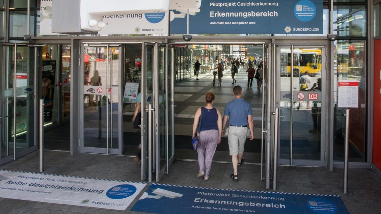 Zwei Personen betreten den Bahnhof Berlin-Südkreuz. Bodenaufkleber weisen am 01.08.2017 auf Erkennungsbereiche zur Gesichtserkennung hin. Zwei Personen betreten den Bahnhof Berlin-Südkreuz. Bodenaufkleber weisen am 01.08.2017 auf Erkennungsbereiche zur Gesichtserkennung hin.