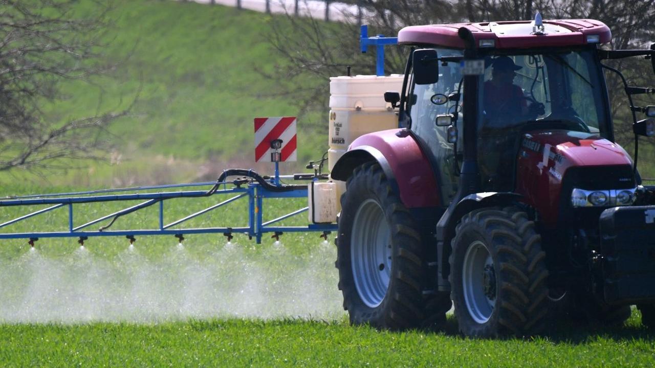 Ein Landwirt bringt das Pflanzenschutzmittel Glyphosat auf einem Feld aus. Ein Landwirt bringt das Pflanzenschutzmittel Glyphosat auf einem Feld aus.