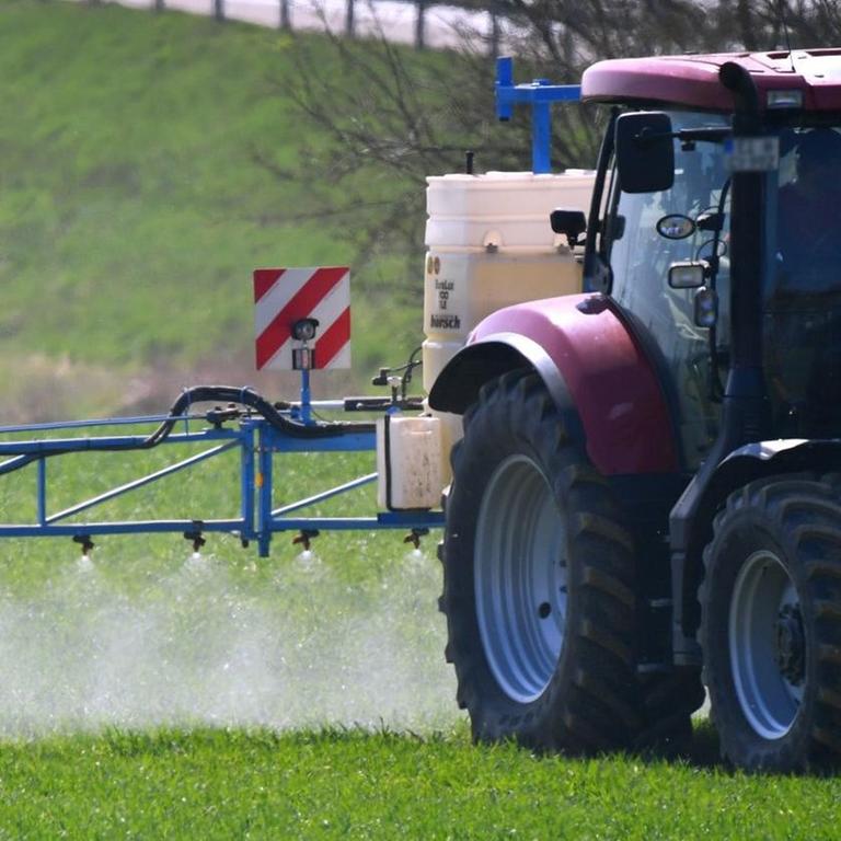 Ein Landwirt bringt das Pflanzenschutzmittel Glyphosat auf einem Feld aus.