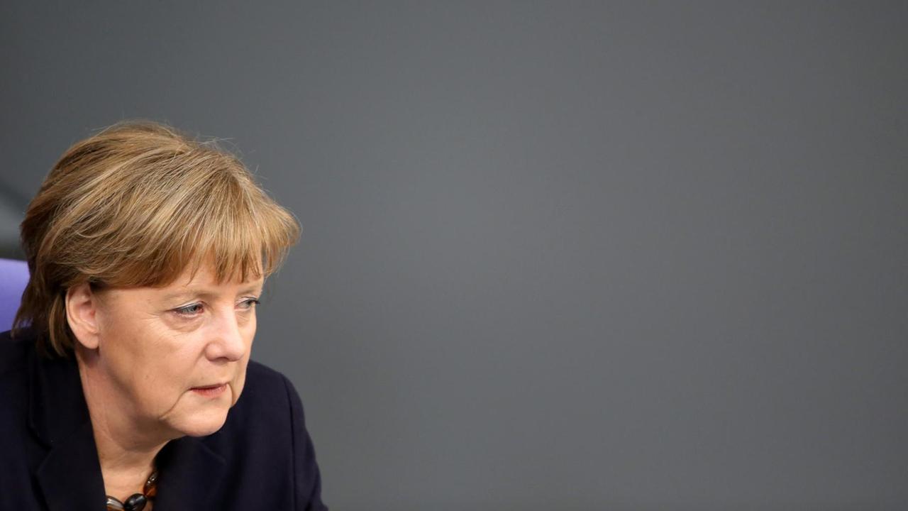 Bundeskanzlerin Angela Merkel (CDU) sitzt am 17.02.2016 im Bundestag in Berlin auf der Regierungsbank. Die Bundeskanzlerin gab eine Erklärung vor dem EU-Gipfel ab. Bundeskanzlerin Angela Merkel (CDU) sitzt am 17.02.2016 im Bundestag in Berlin auf der Regierungsbank. Die Bundeskanzlerin gab eine Erklärung vor dem EU-Gipfel ab.