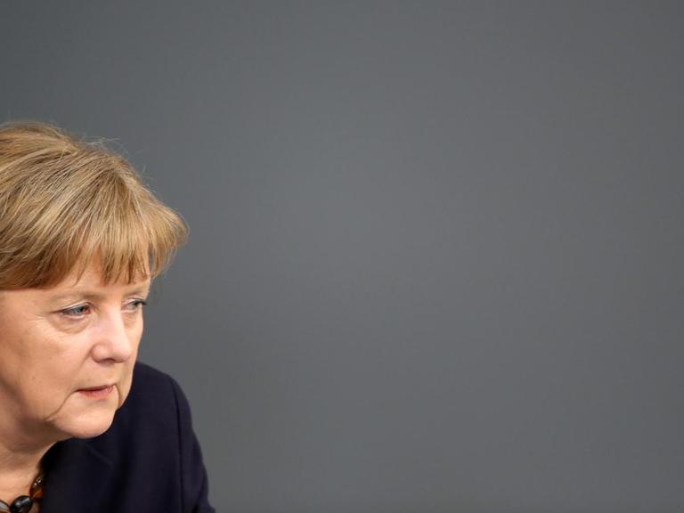 Bundeskanzlerin Angela Merkel (CDU) sitzt am 17.02.2016 im Bundestag in Berlin auf der Regierungsbank. Die Bundeskanzlerin gab eine Erklärung vor dem EU-Gipfel ab.
