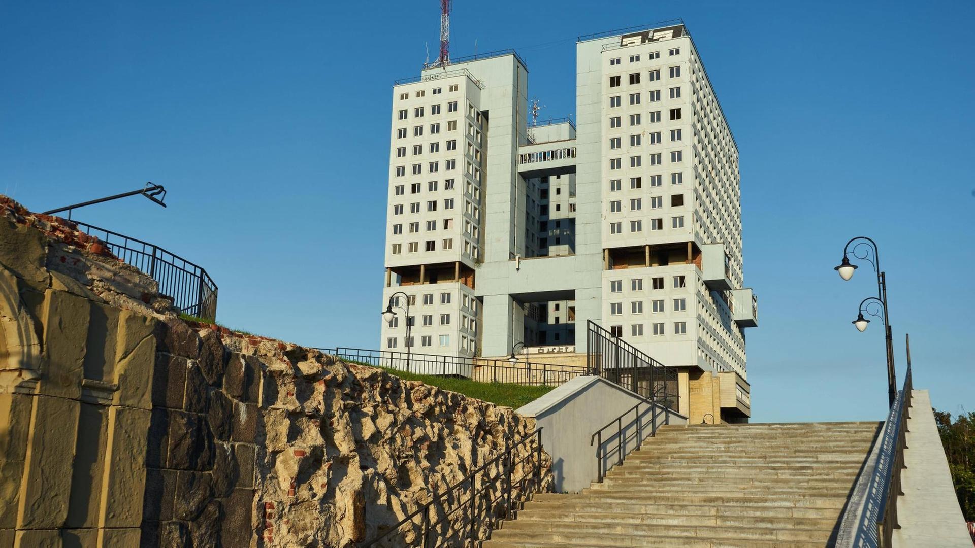 Mauerreste vom Königsberger Schloss, hinten das Haus der Räte in Kaliningrad, Russland Mauerreste vom Königsberger Schloss, hinten das Haus der Räte in Kaliningrad, Russland