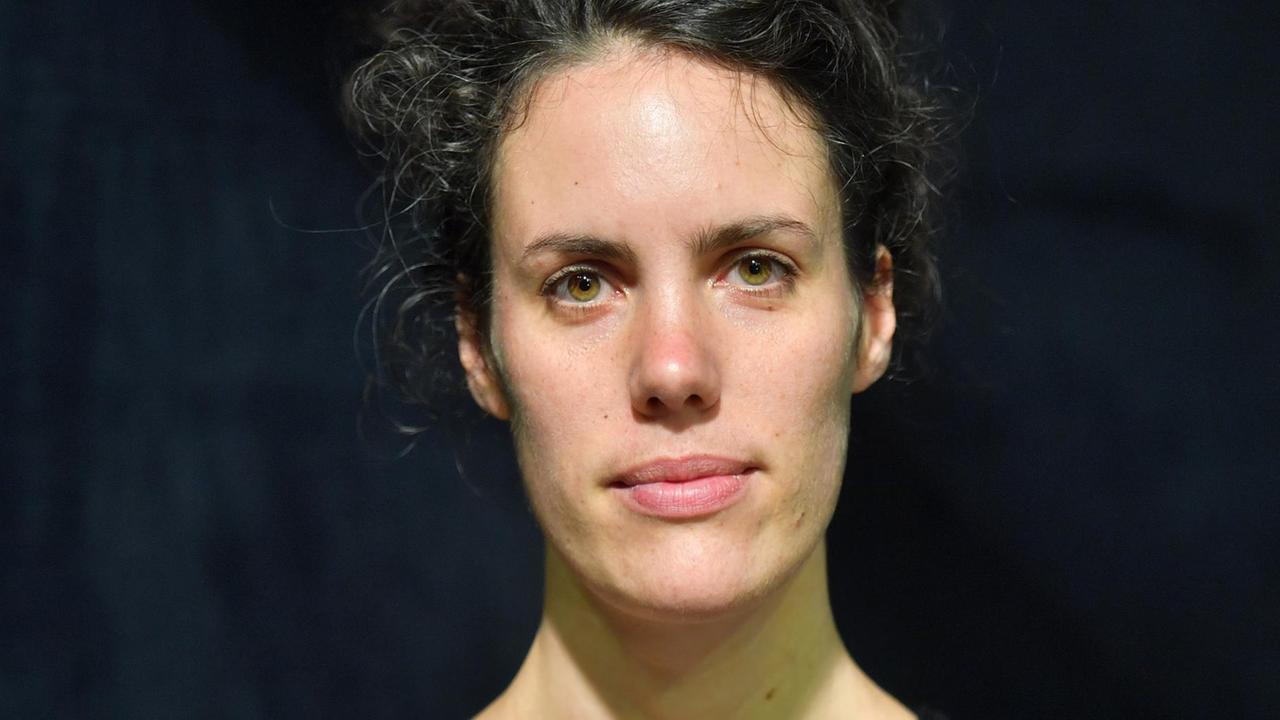 Die Regisseurin Laura Linnenbaum, aufgenommen am 04.10.2016 auf der Probebühne des Puppentheaters Chemnitz. Die Regisseurin Laura Linnenbaum, aufgenommen am 04.10.2016 auf der Probebühne des Puppentheaters Chemnitz.