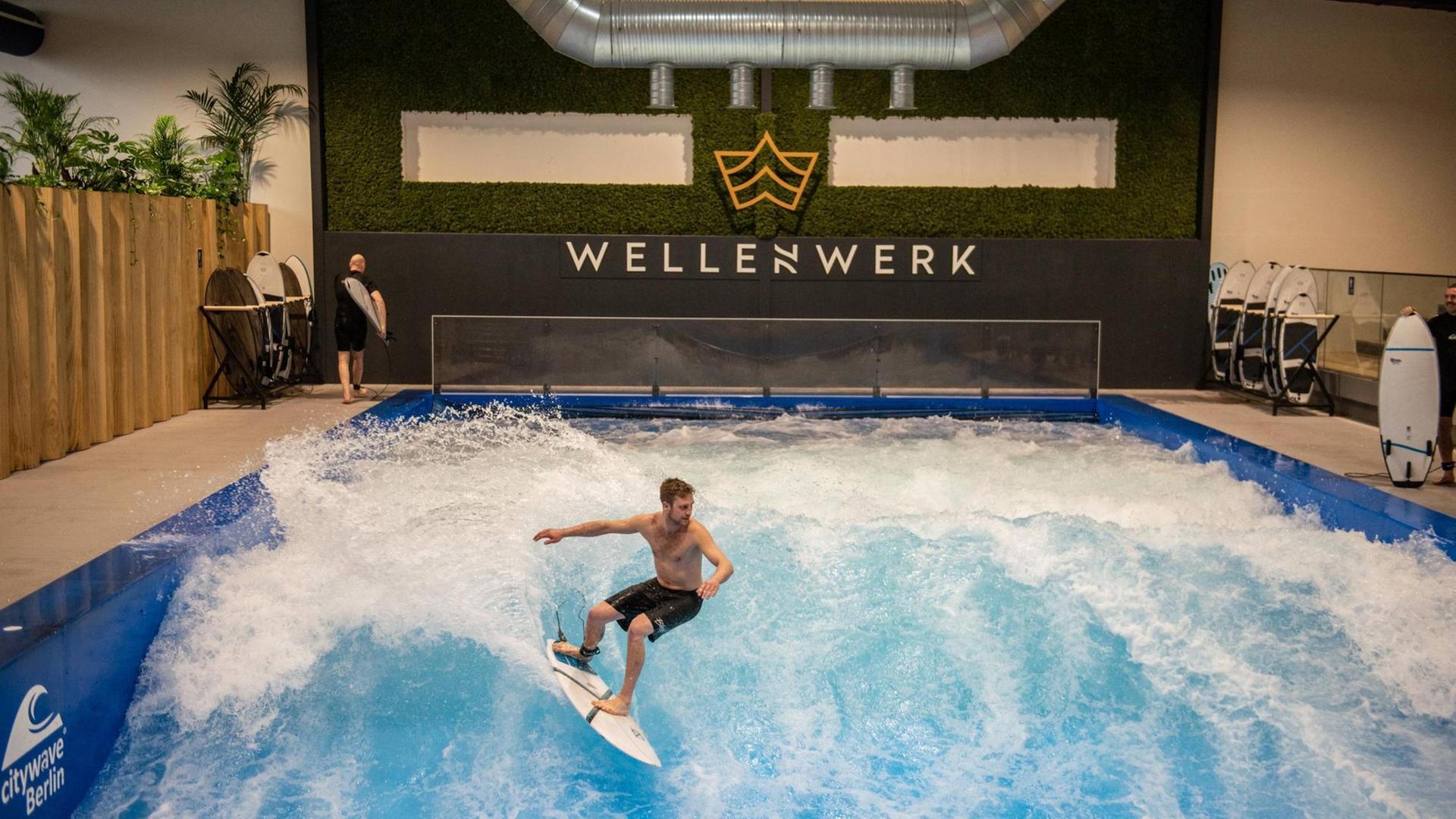 Ein Surfer reitet eine Welle im Wellenwerk Berlin. Ein Surfer reitet eine Welle im Wellenwerk Berlin.