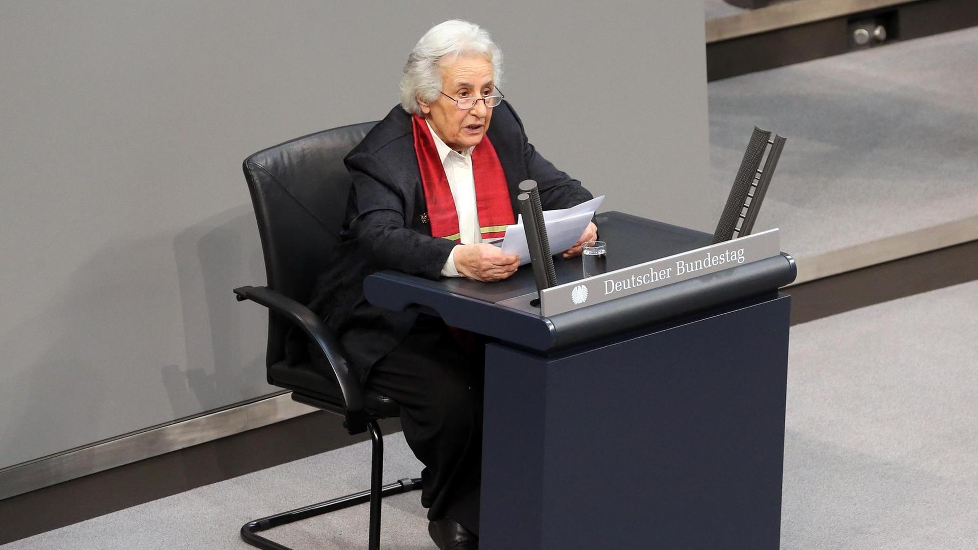 Anita Lasker Wallfisch, eine der letzten bekannten Überlebenden des Mädchenorchesters im KZ Auschwitz, spricht bei einer Gedenkstunde des Bundestags für die Opfer des Nationalsozialismus. Anita Lasker Wallfisch, eine der letzten bekannten Überlebenden des Mädchenorchesters im KZ Auschwitz, spricht bei einer Gedenkstunde des Bundestags für die Opfer des Nationalsozialismus.