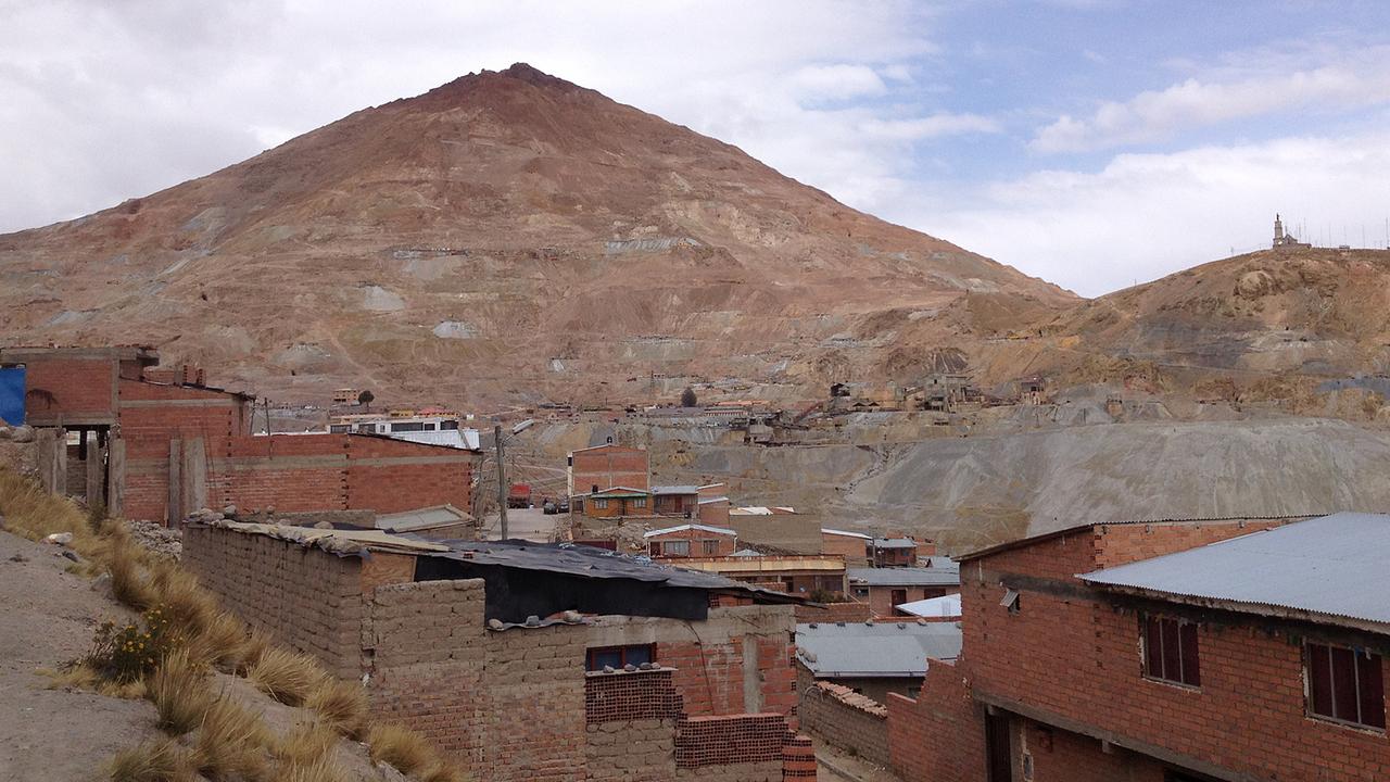 Der „Cerro Rico“, der sagenumwobene Silberberg in Potosí. Der „Cerro Rico“, der sagenumwobene Silberberg in Potosí.
